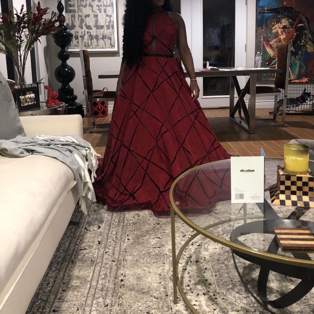 Elegant gown - Picture 6 of 6